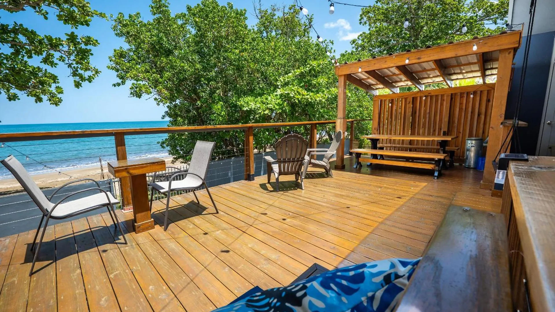马亚圭斯Coastal Oceanfront Hideaway W 3Br & Private Deck别墅 度假居